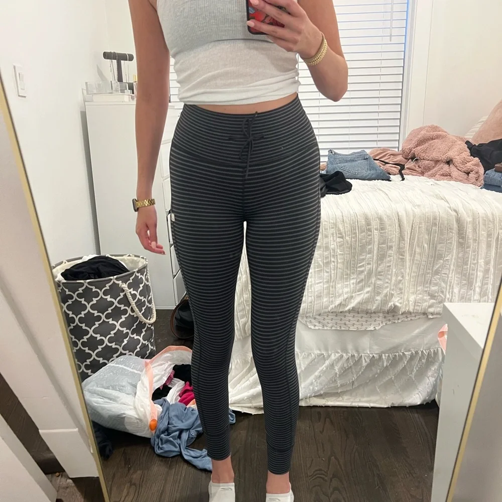 Vuori Women's Striped Daily Leggings - Picture 2 of 3